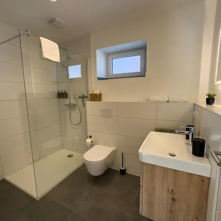 펜션 Vyne - Ganzes Haus Mit Privatem Hof & Stellplatz - Grosses Wohnzimmer